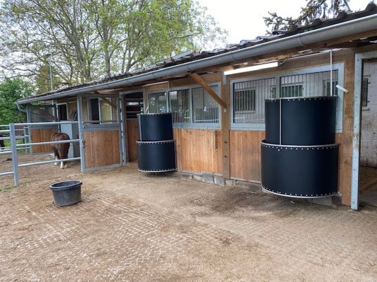 Tijdgestuurde voederbak voor paarden, de Powerraufe, geschikt voor tot 30 kg hooi, optioneel met wat