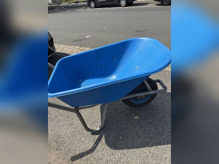Kleine kruiwagen met watertank