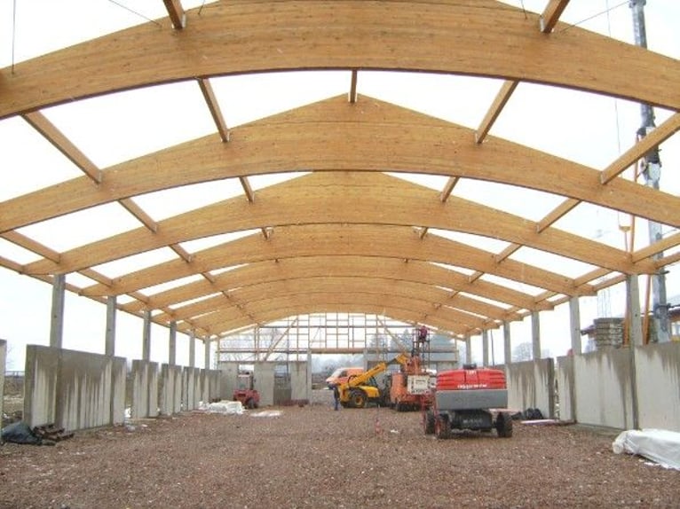 Actiefstal met 2 rijhallen, paddockboxen