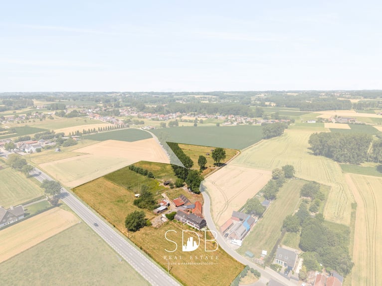 Charmante hoeve met bijgebouwen en graslanden op 27.559m² te Herzele | België