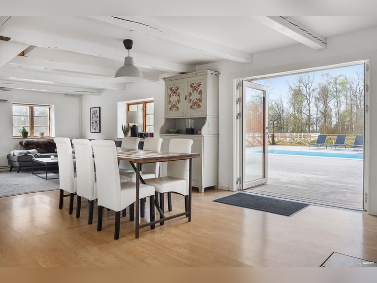 Country Living and Equestrian Lifestyle in Perfect Harmony – Beautiful Home with Pool, Deck, 3,3 ha
