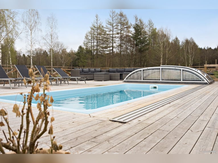 Country Living and Equestrian Lifestyle in Perfect Harmony – Beautiful Home with Pool, Deck, 3,3 ha