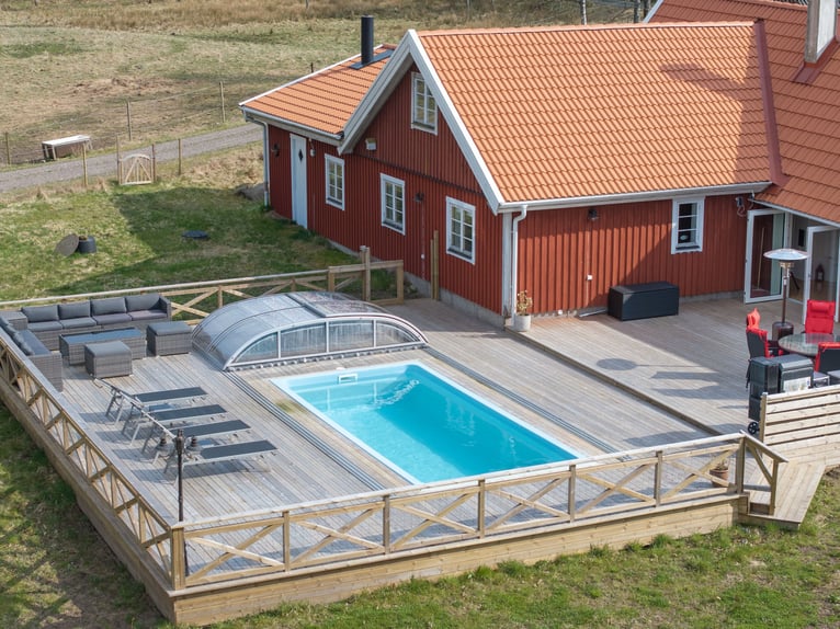 Country Living and Equestrian Lifestyle in Perfect Harmony – Beautiful Home with Pool, Deck, 3,3 ha