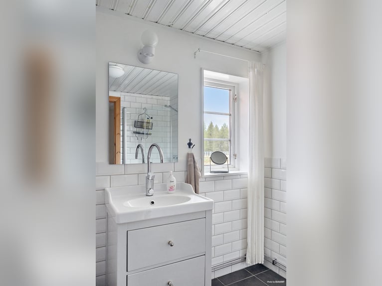 Country Living and Equestrian Lifestyle in Perfect Harmony – Beautiful Home with Pool, Deck, 3,3 ha