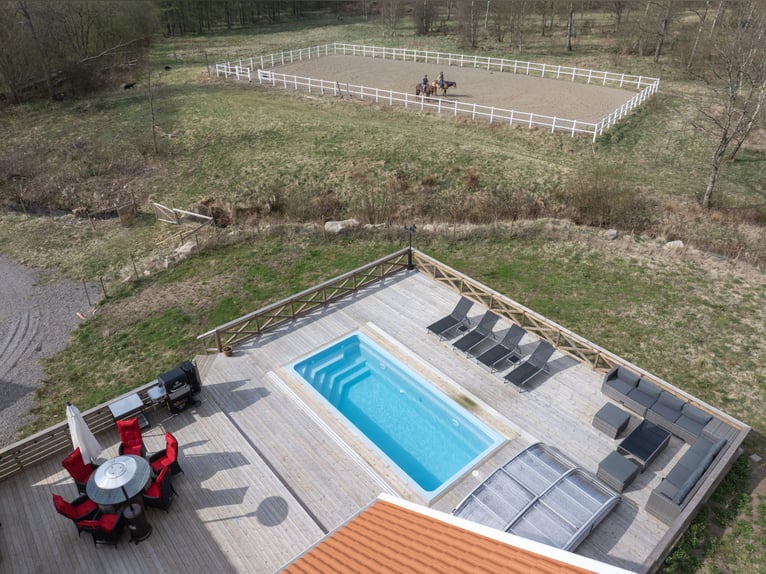 Country Living and Equestrian Lifestyle in Perfect Harmony – Beautiful Home with Pool, Deck, 3,3 ha