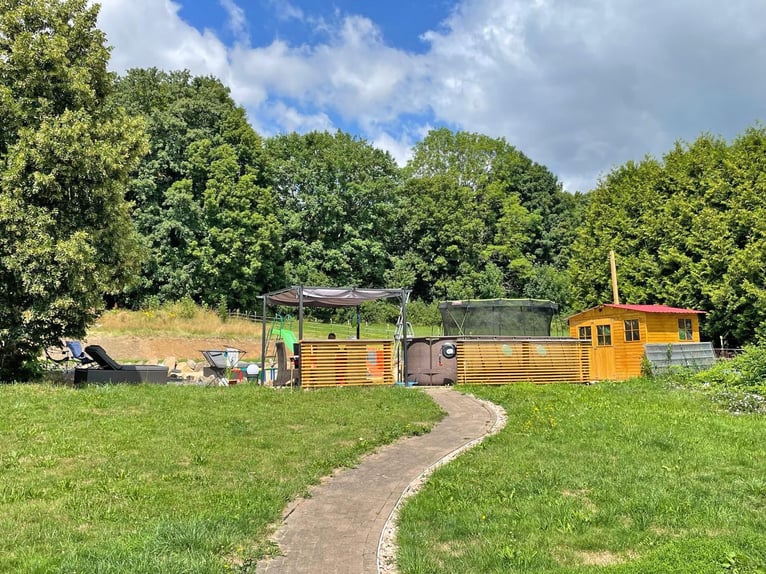 Das Anwesen befindet sich in Osthessen, im Landkreis Fulda, in der Gemeinde Hosenfeld