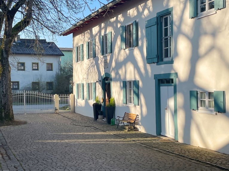 Denkmalprämiertes Jurahaus mit Pferdehof und erstklassiger Reithalle