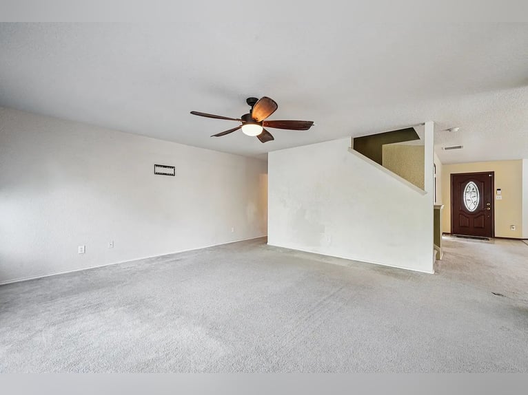 Deze prachtige woning met 4 slaapkamers en 3 badkamers wordt te koop aangeboden voor een scherpe pri