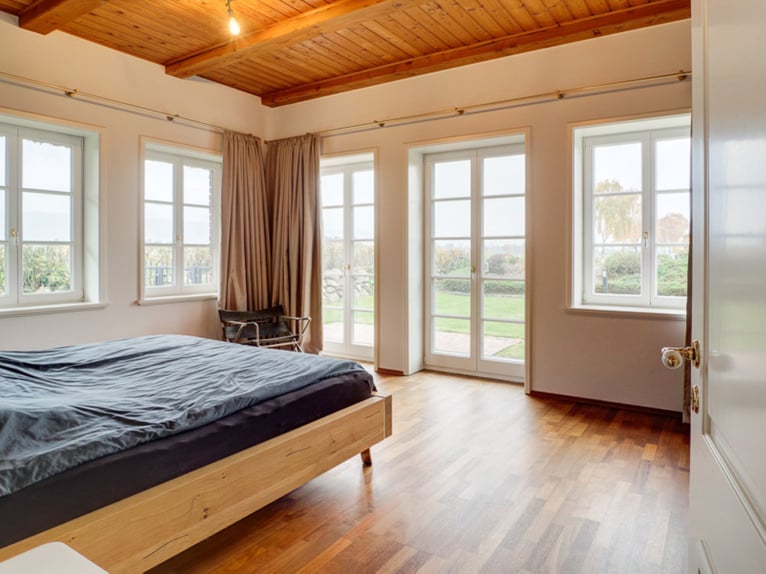 Exclusief landgoed met ongeveer 460 m² woonoppervlak, stallen, rijbaan, bijgebouwen en circa 25.000 