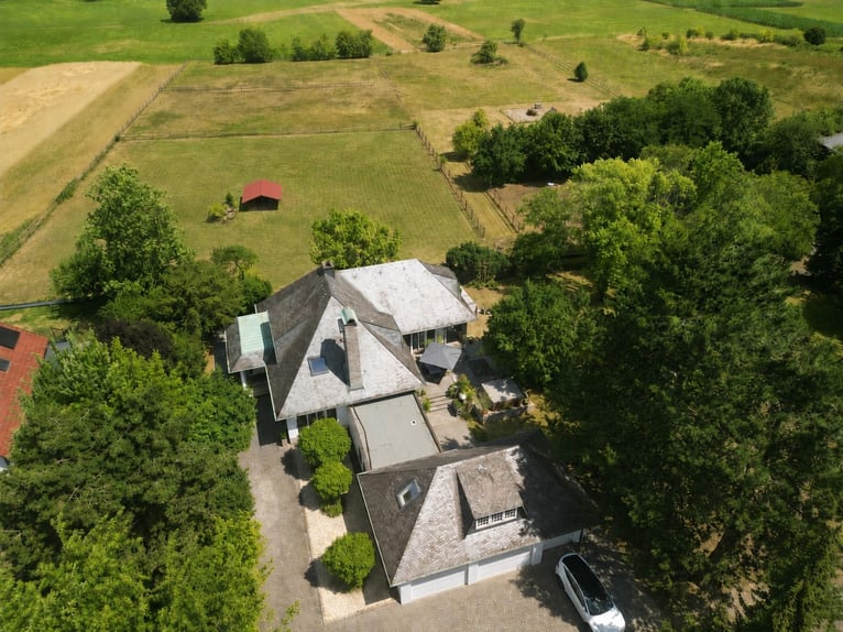 Exclusief landgoed met privé manege op een uitgestrekt perceel van ongeveer 24.000 m²