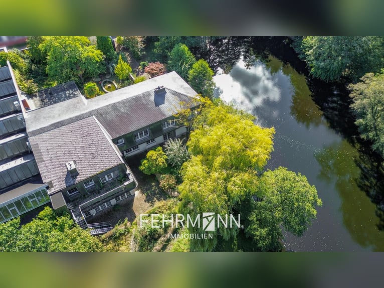 Exclusief landgoed met villa, rijhal en manegecomplex aan een privémeer te koop