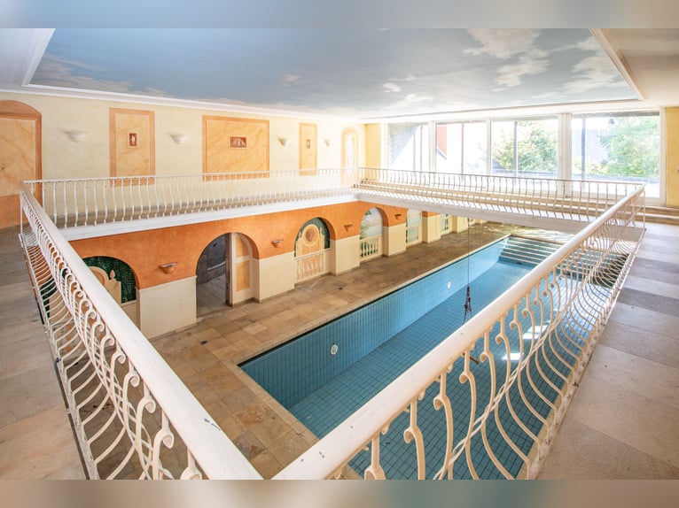 Exclusief landgoed met villa, rijhal en manegecomplex aan een privémeer te koop