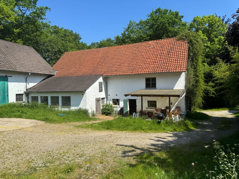 Grote boerderij met ruime accommodatie aan de rand van het dorp