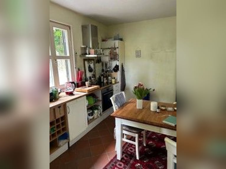 Huis met paardenstal, roundpen en rijbaan in rustige buitenwijk