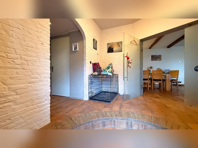 Landhuis met paardenbak, stallen en ruime pachtgronden