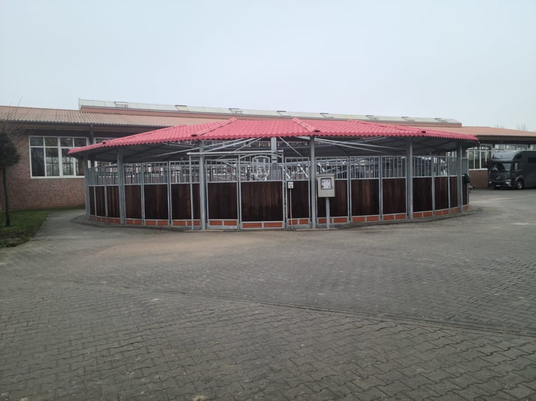 Luxe manege met veel woonruimte en comfort