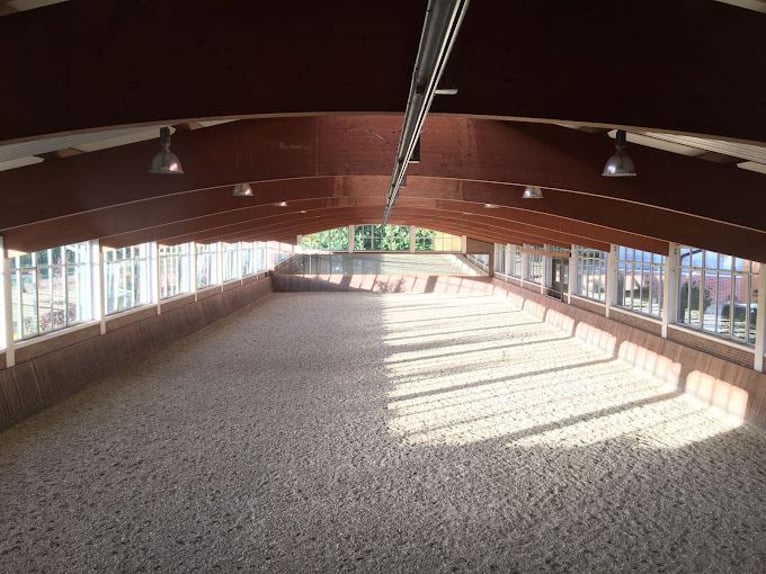 Luxe manege met veel woonruimte en comfort