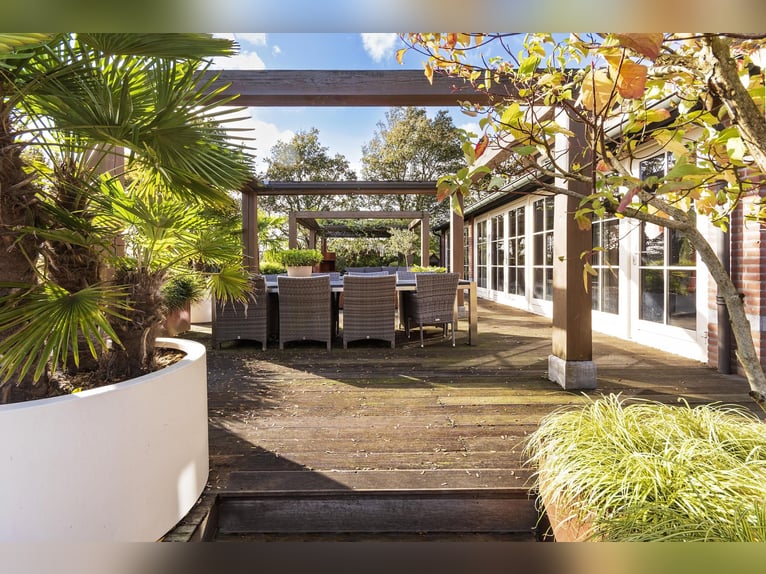 Luxury detached home with office outbuilding, wellness pool, gym & stables for 4 horses