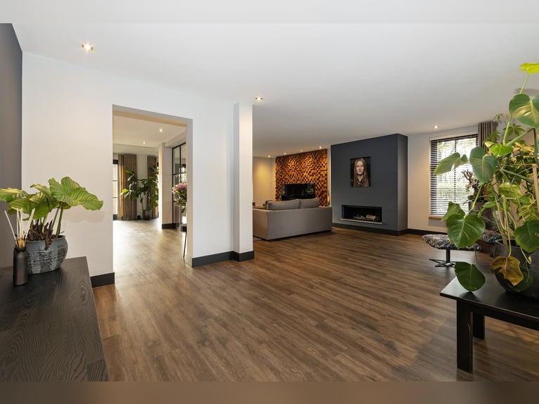 Luxury detached home with office outbuilding, wellness pool, gym & stables for 4 horses