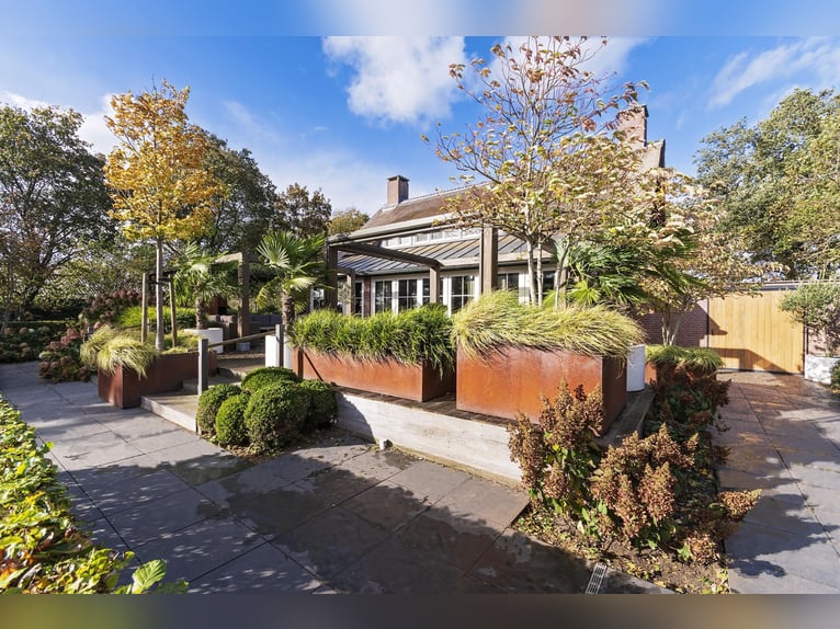 Luxury detached home with office outbuilding, wellness pool, gym & stables for 4 horses