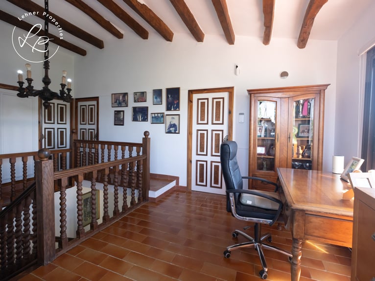 Paardenpension met woonhuis in Spanje, aan de Costa Brava, op slechts 10 minuten van de stranden.