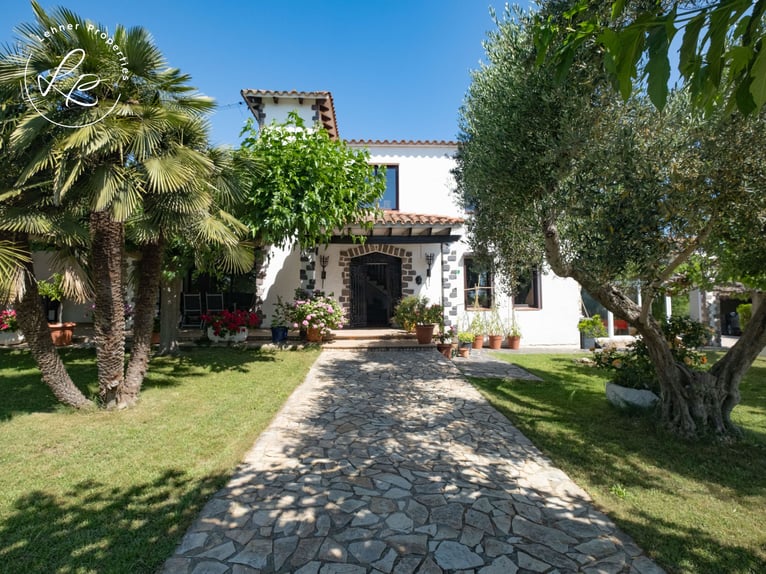 Paardenpension met woonhuis in Spanje, aan de Costa Brava, op slechts 10 minuten van de stranden.