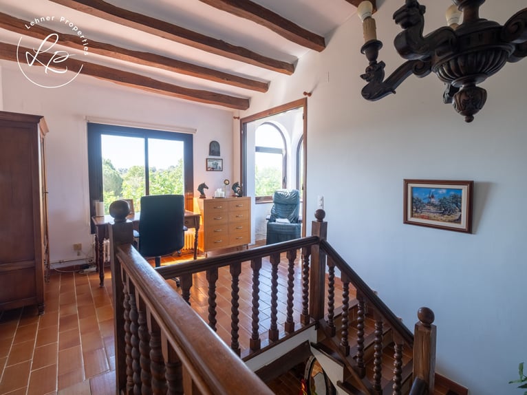 Paardenpension met woonhuis in Spanje, aan de Costa Brava, op slechts 10 minuten van de stranden.