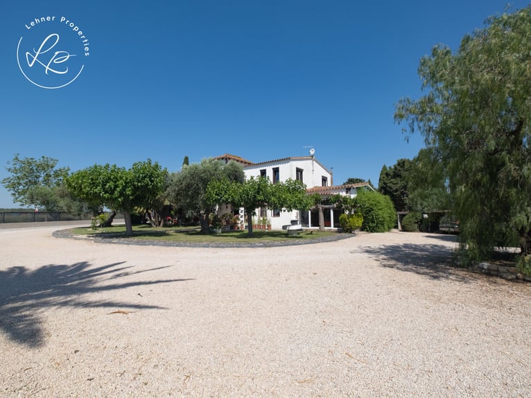 Paardenpension met woonhuis in Spanje, aan de Costa Brava, op slechts 10 minuten van de stranden.