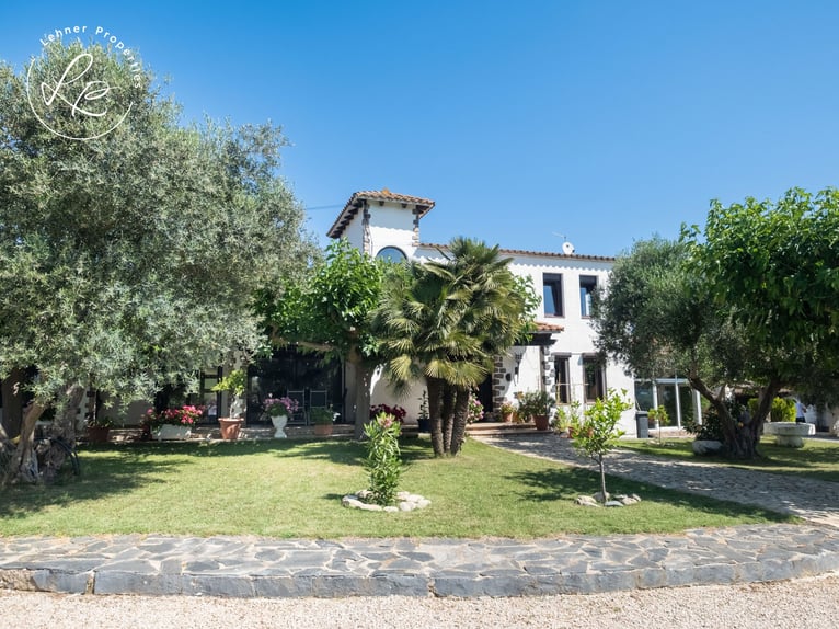 Paardenpension met woonhuis in Spanje, aan de Costa Brava, op slechts 10 minuten van de stranden.