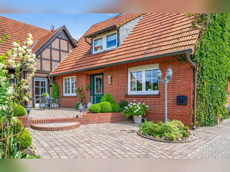 Pferdegerecht und repräsentativ: Hofstelle mit 2 Wohnhäusern und großem Flächenensemble nahe Meppen!