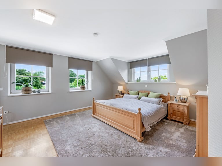 Pferdegerecht und repräsentativ: Hofstelle mit 2 Wohnhäusern und großem Flächenensemble nahe Meppen!