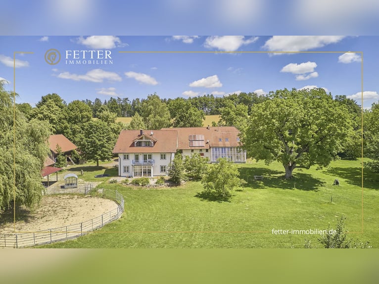 Privé paardenwoning in de Landkreis Ravensburg met meerdere woonhuizen en toegang tot het meer!