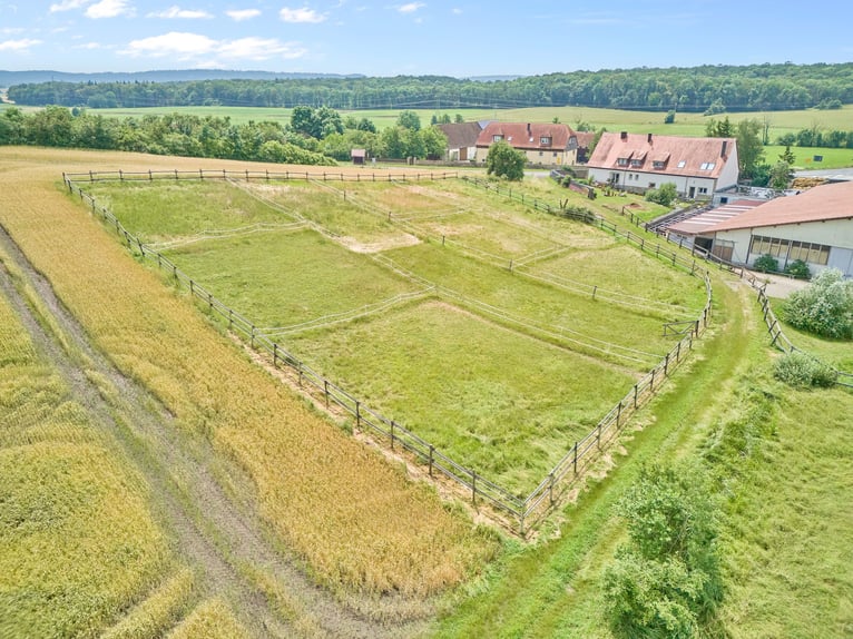 Reitanlage in Bayern mit historischem Wohnhaus und gepflegten Trainingsbedingungen!