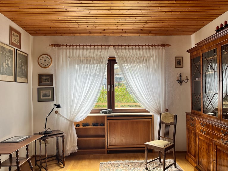 Uniek paardenpension in de Pfalz – 5,8 hectare, woning, stallen, binnenbak, buitenrijbaan, weiden