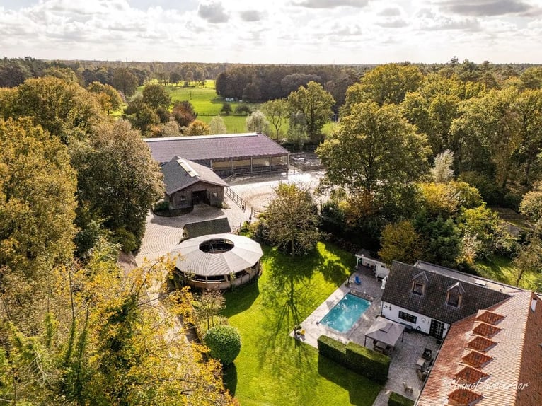 Unieke trainingsstal met prachtige villa op ca. 1 ha te Halle-Zoersel (Mogelijkheid tot aankoop extr