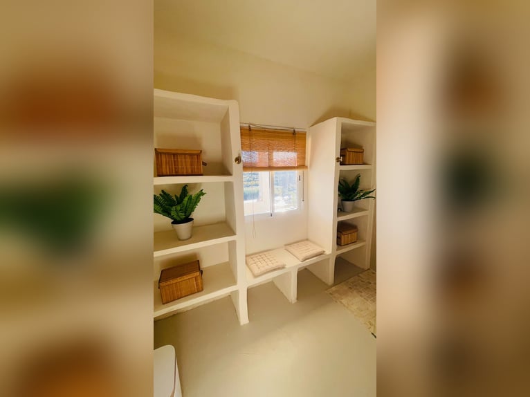 Unique Off-Grid Mountain Home With 360° Panoramic Views and Full Equestrian Facilities 