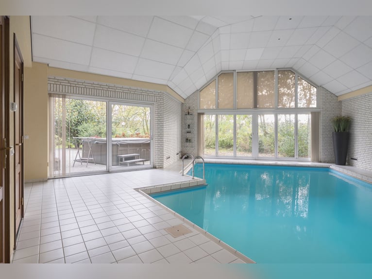 VERKOCHT: Complete paardenaccommodatie met landhuis nabij de Duitse grens in Nederland.