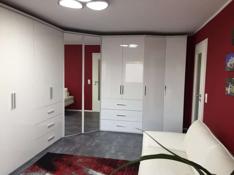 Woning (3 appartementen) met open/box-stal, paddock trail, rijbaan, werkplaatsloods, PV-systeem – DI